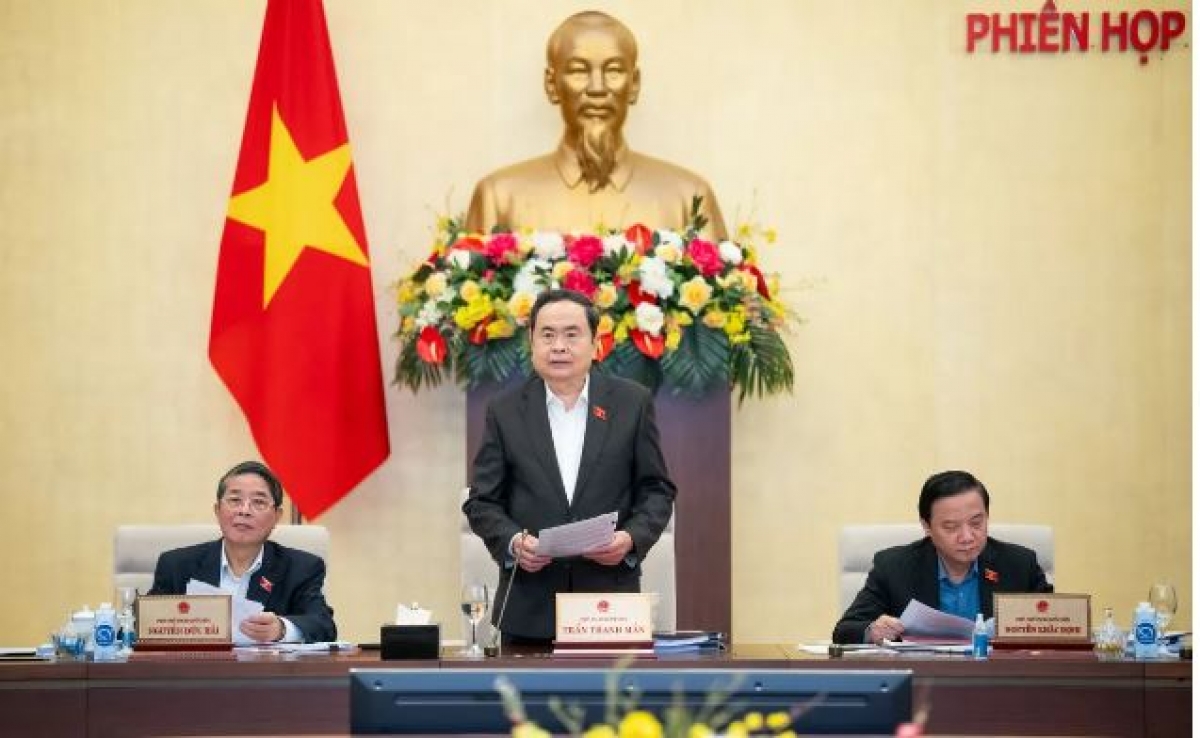 Ntơm pơk rơh rƀŭn nchră tal 42 bâh Ủy ban rnâng kan Quốc hội.