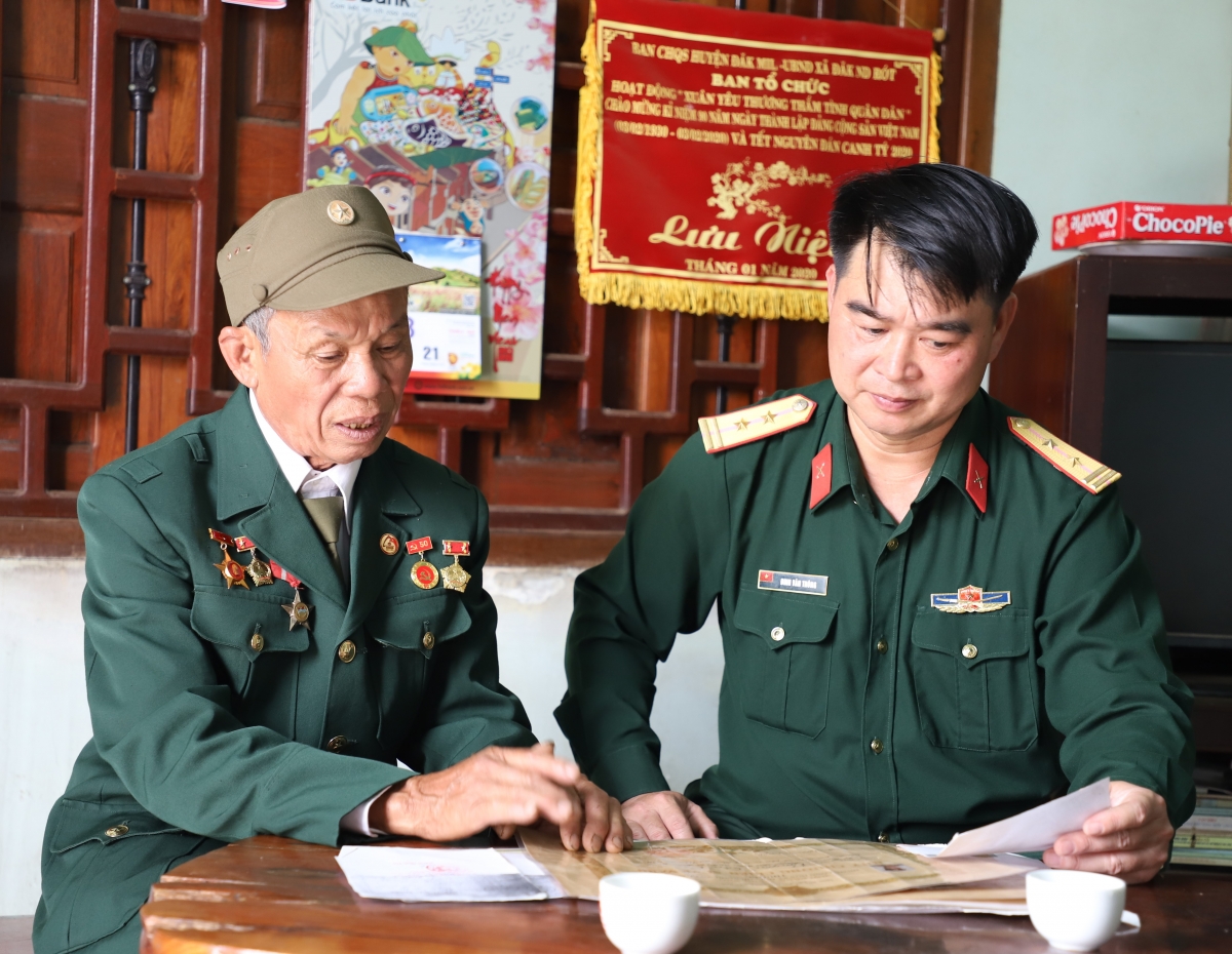 Tơhan hơđăp ơi Nguyễn Văn Thí ( pô klum đuăn), ñu hrŏm hăng gơ̆p kơsung blah dưi hĭ ƀơi Đức Lập