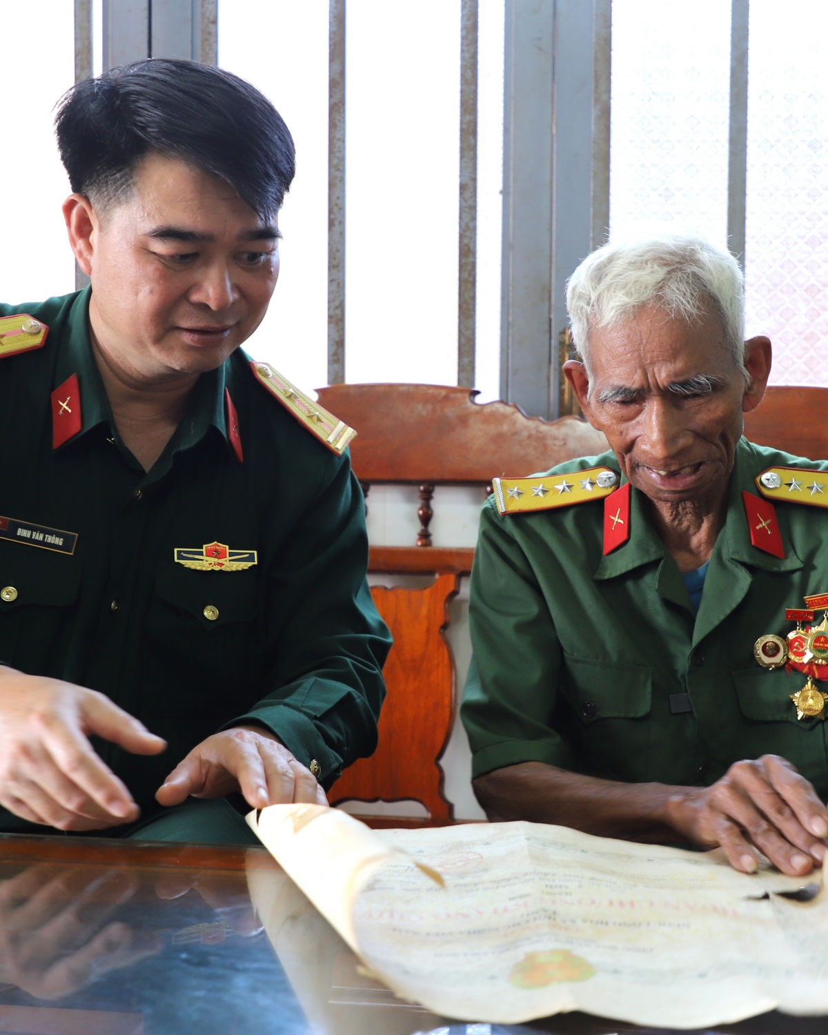 Cựu chiến binh Y Mới, dù đã 82 tuổi, nhưng vẫn minh mẫn nhớ về những ký ức tham gia chiến trường đánh trận vành đai hướng Đông Nam cứ điểm Đức Lập, thuộc Đắk Mil ngày nay. 