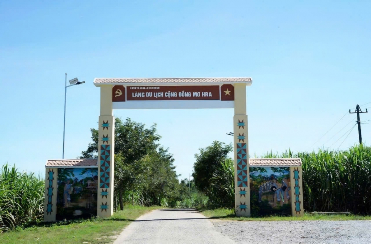 Cổng làng du lịch cộng đồng Mơ Hra - Đáp với những họa tiết trang trí đậm dấu ấn của người Ba Na