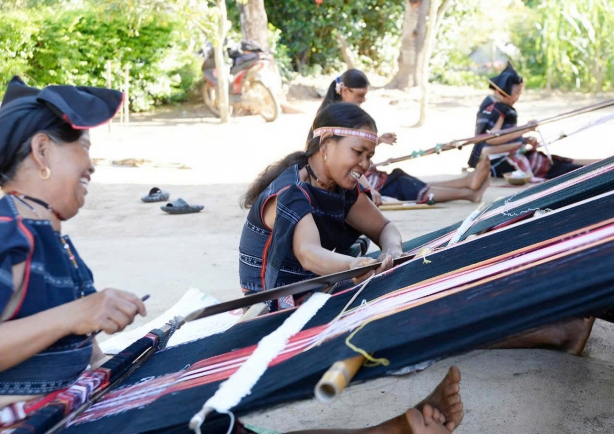 Nhóm dệt thổ cẩm của làng