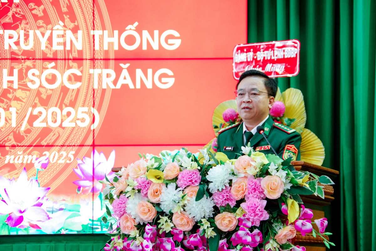 Đại tá Nguyễn Trìu Mến, Chính ủy BĐBP tỉnh phát biểu ôn lại truyền thống 65 năm của BĐBP Sóc Trăng