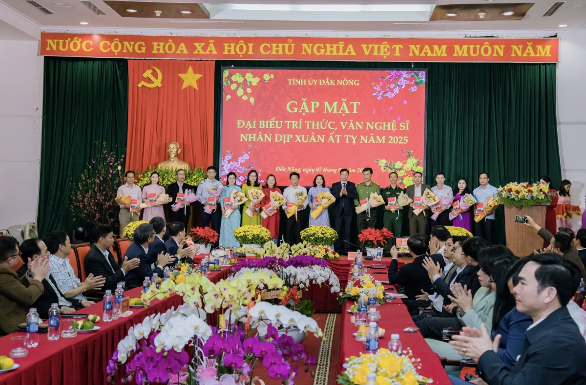 Tỉnh ủy Dak Nông nkhôm rnê nău nchih văn học, nghệ thuật, báo chí kơt nti n’hanh ƀư tĭng nău mĭn, nuih  n’hâm uĕh lŏng, trong gŭ rêh Hồ Chí Minh