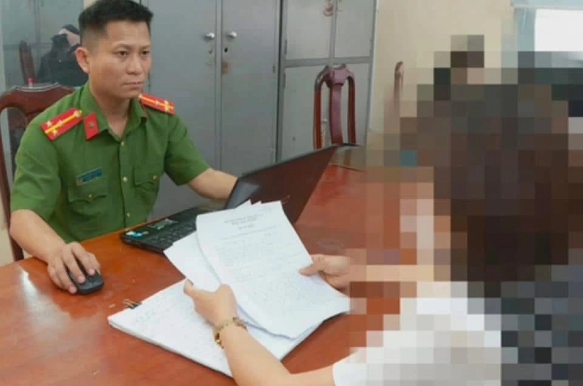 Bà T.N.M. làm việc với cơ quan công an