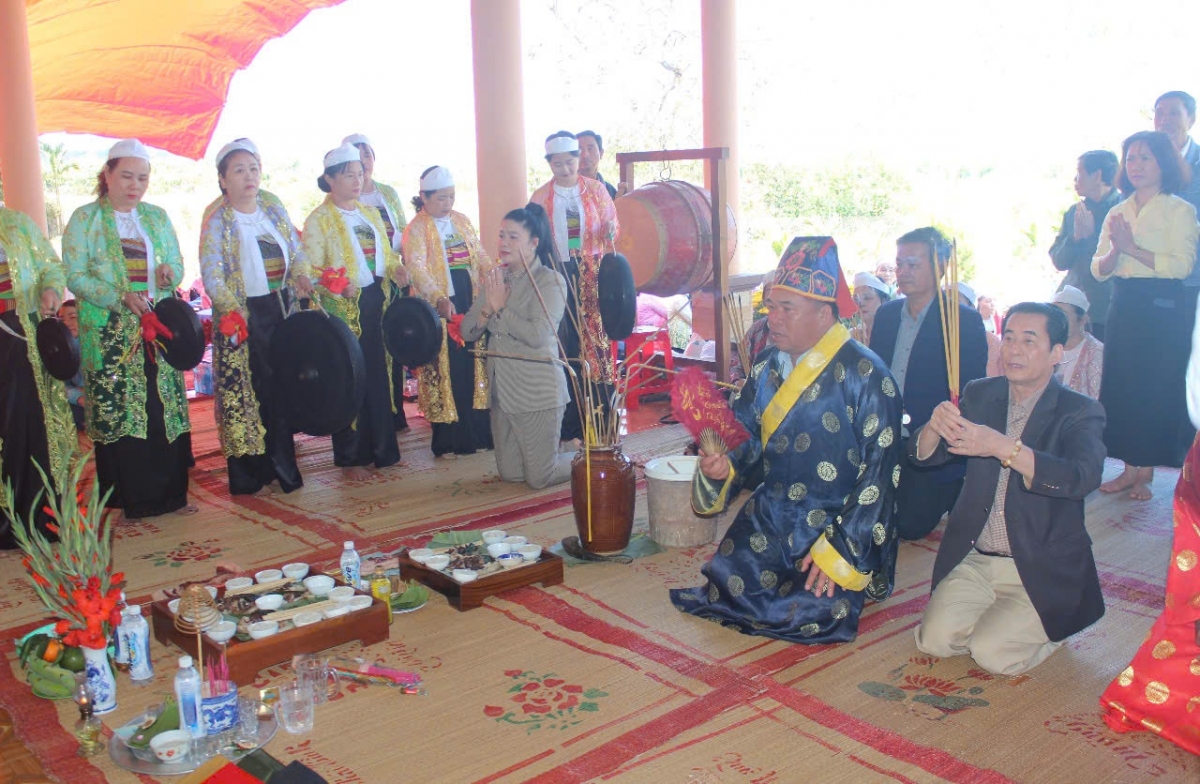 Tơ-‘ngla hnam soi tơbeh pơlei Lạc Sơn-ƀok pơjou Bùi Văn Thành (chĕp hla pi) lơ̆m soi tơbeh Jur kơdeh.
