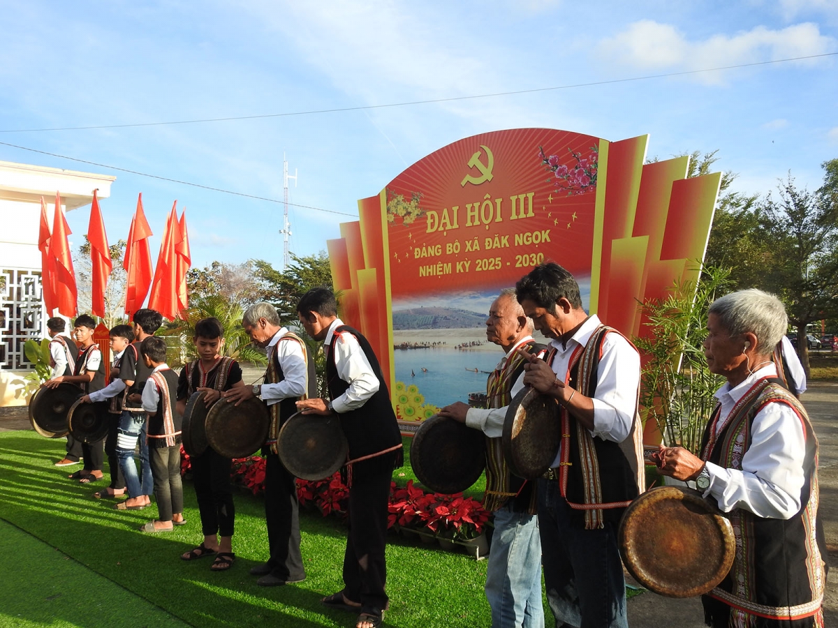 
Khul tôn chĭng chêng pơlei Đăk Kđem, xah Đăk Ngọk sơng kơ kuh kơ Hop akŏm bơngai tang măt ăn Đảng ƀô̆ xah 'măng mă 3