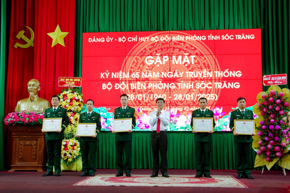Trao Bằng khen của UBND tỉnh cho các tập thể, cá nhân có thành tích xuất sắc.