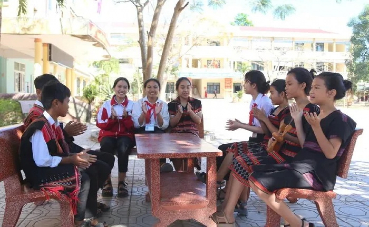 Học sinh tham gia Câu lạc bộ dân ca Trường THCS và THPT Đakrông luyện tập ở sân trường. Ảnh: Đăng Đức