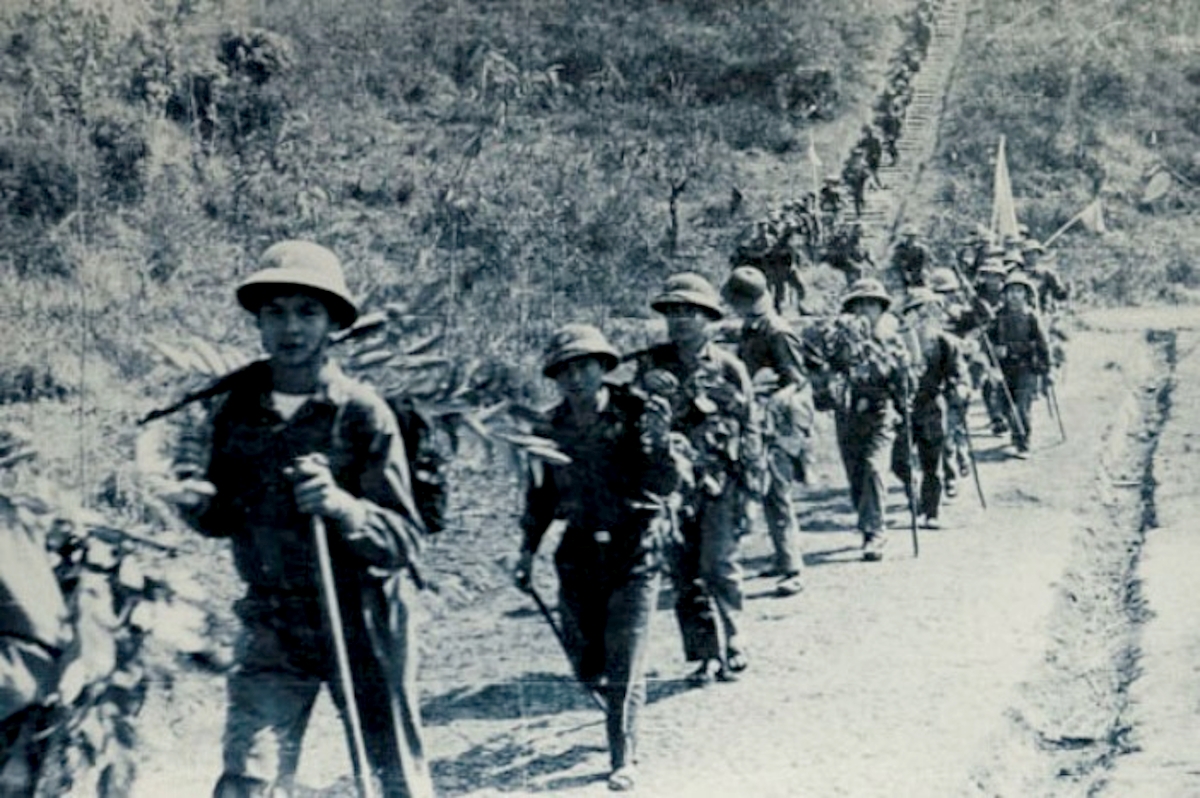 Trong kháng chiến chống Mỹ cứu nước, đường Trường Sơn có vai trò chiến lược quan trọng trong việc chi viện sức người, sức của từ miền Bắc vào chiến trường miền Nam. (Ảnh tư liệu)