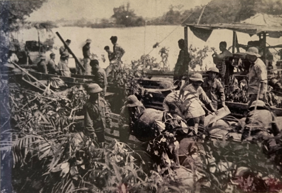 Đoàn vận tải thuyền của Sư đoàn 470 tiếp nhận hàng tại bến phá Sêrêpốk để chuyển hàng quân sự cho mặt trận Campuchia và Nam bộ trong kháng chiến. (Ảnh tư liệu)
