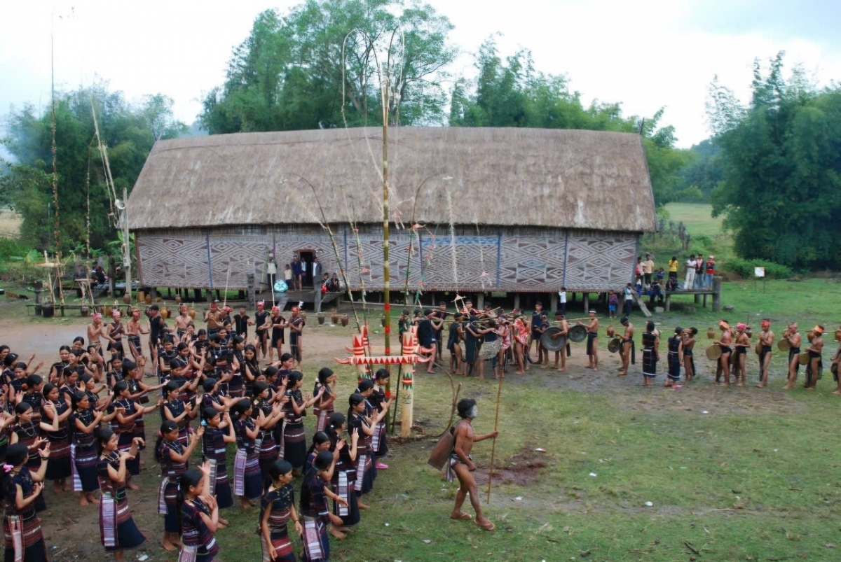 Plơi pla gum hrŏm hơbit amra ngă prai tơlơi pơmin sat mơ̆ng ƀing kơdŏng glăi kơnuk kơna.