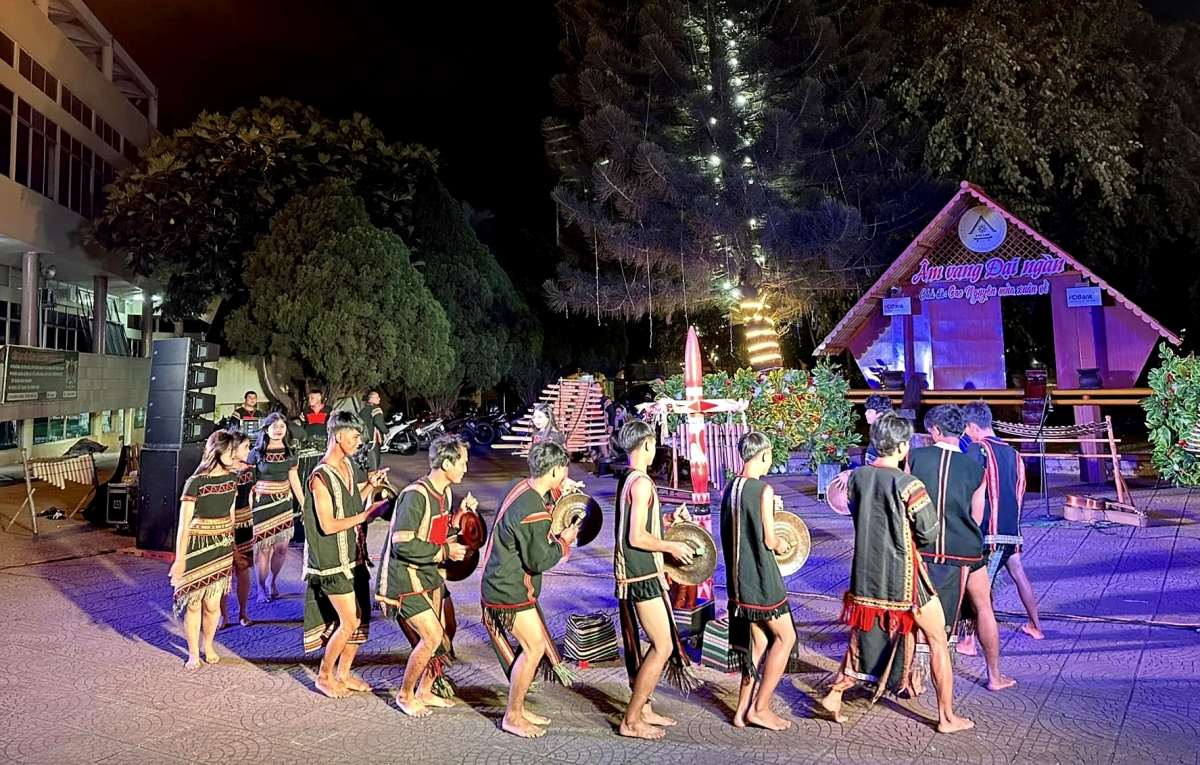 
Tơroh mŭk drăm joh ayŏ lơ̆m tơdrong jang tơmang pơhiơ̆, tơgop pơjing jơhngơ̆m pran kơjăp ăn Cham char joh ayŏ chĭng chêng Tây Nguyên – mŭk drăm joh ayŏ kăp gĭt kơ UNESCO