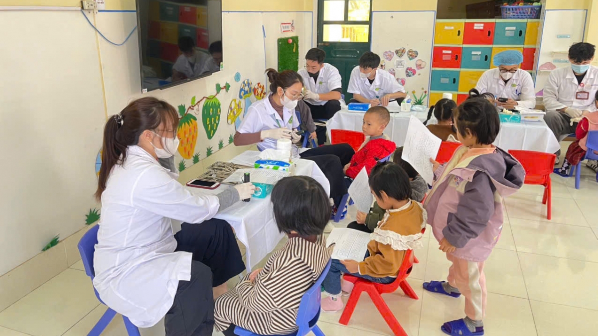 Khám, kiểm tra sức khỏe cho học sinh ở Trường Mầm non Hướng Dương, TP Yên Bái.
Ảnh: Thừa Xuân/VOV Tây Bắc