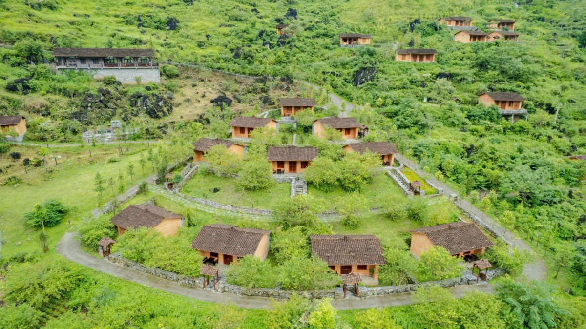 Bản Đề chia những ngôi nhà trình tường bằng đất mang kiến trúc truyền thống người Mông Hà Giang. Ảnh: Làng Mông village cung cấp.