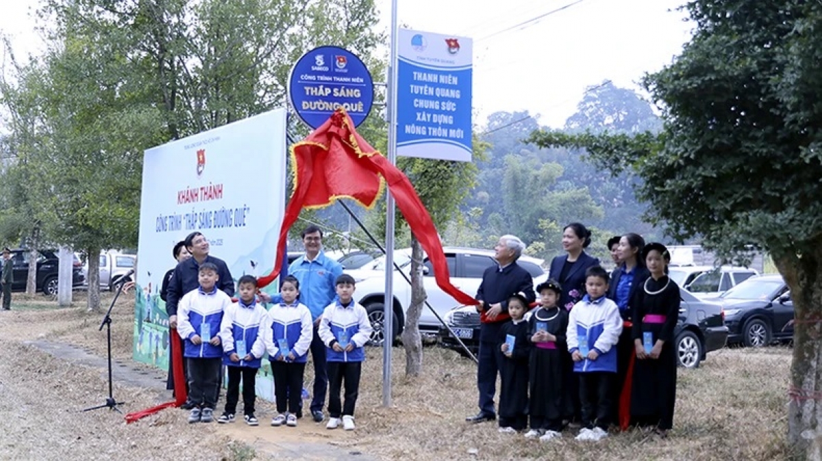 Cha nụp: Báo Nhân dân