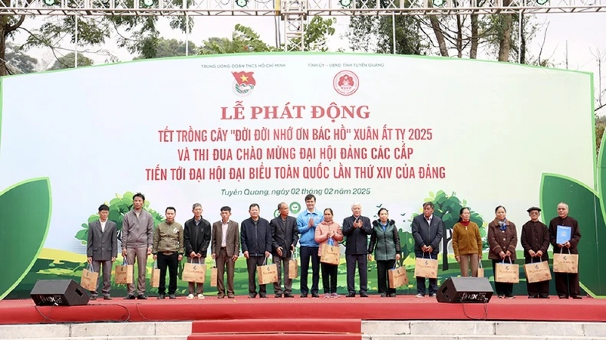 Đồng chí Đỗ Văn Chiến tặng quà người có uy tín trên địa bàn huyện Sơn Dương. Ảnh: Báo Nhân dân