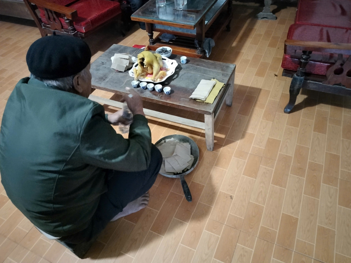 Thầy cúng Phùng Văn Lập chuẩn bị đốt giấy bàn cảm tạ thần cây thuốc rừng.