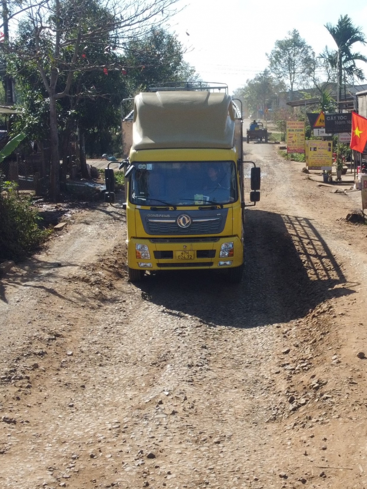 Một phần nguyên nhân đường xuống cấp là do lưu lượng xe tải tăng mạnh trong những năm gần đây. 