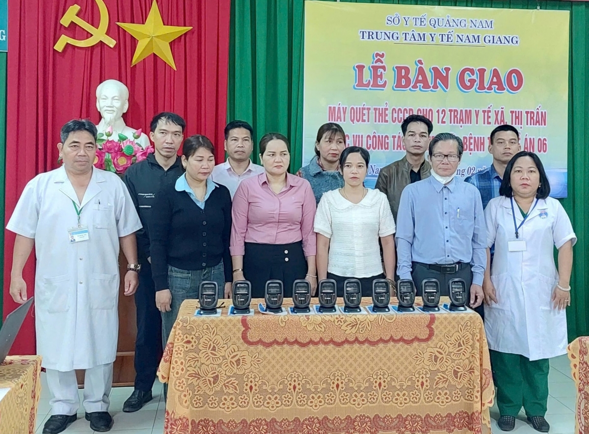 Bàn giao 12 máy quét thẻ CCCD cho trạm y tế xã, thị trấn trên địa bàn huyện Nam Giang. Ảnh: Y THƠM