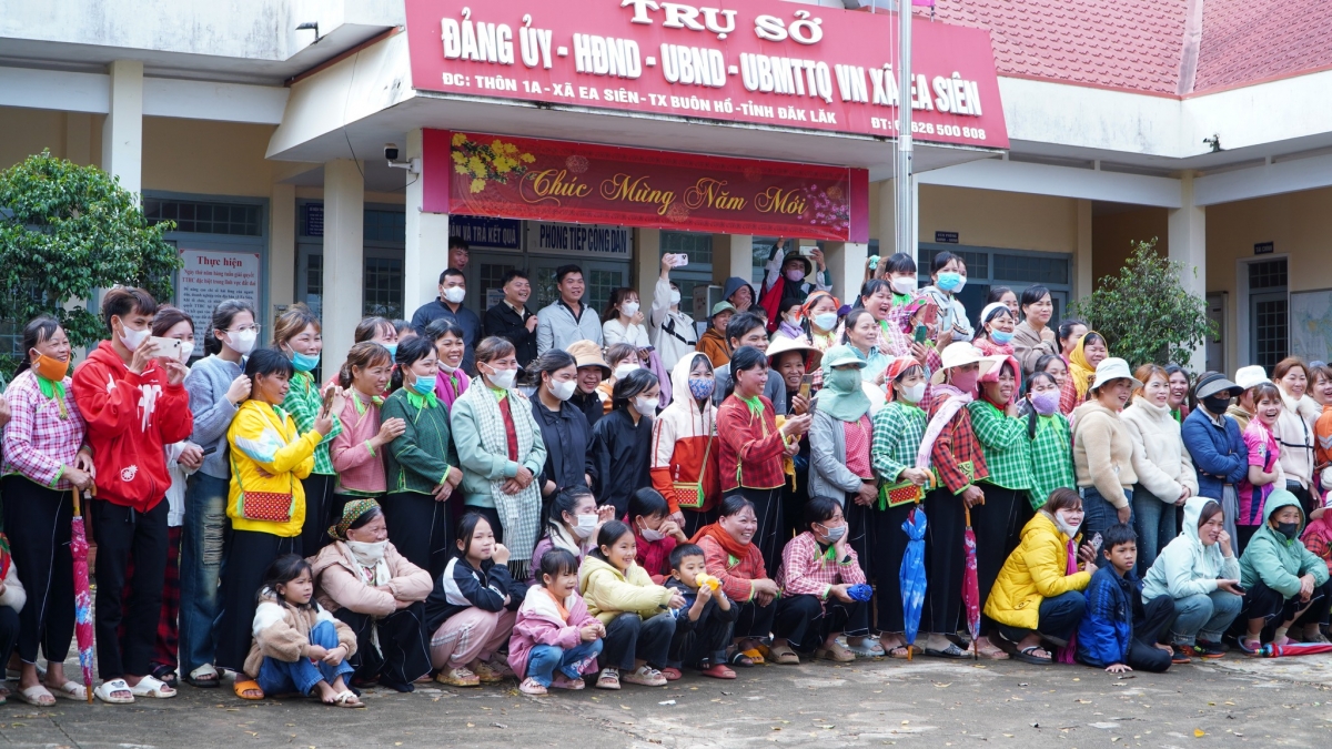 Người dân và du khách háo hức tham gia lễ hội, theo dõi và cổ vũ các hoạt động