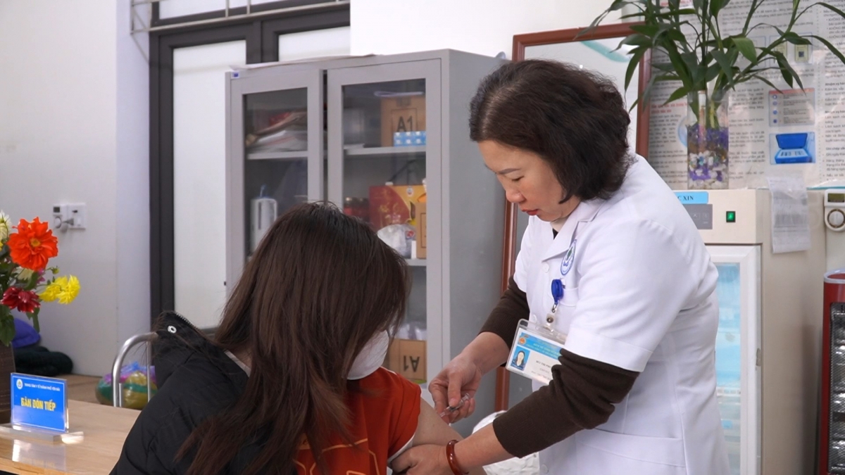 Người dân Yên Bái chủ động đi tiêm vắc xin ngừa cúm.
Ảnh: Đinh Tuấn/VOV Tây Bắc