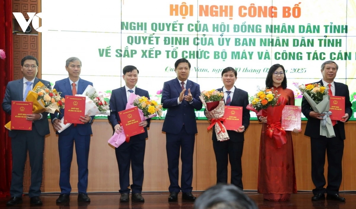 Ông Lương Nguyễn Minh Triết, Bí thư Tỉnh uỷ Quảng Nam (thứ 4 từ phải sang) trao quyết định và tặng hoa chúc mừng Giám đốc và các Phó Giám đốc Sở Tài chính.