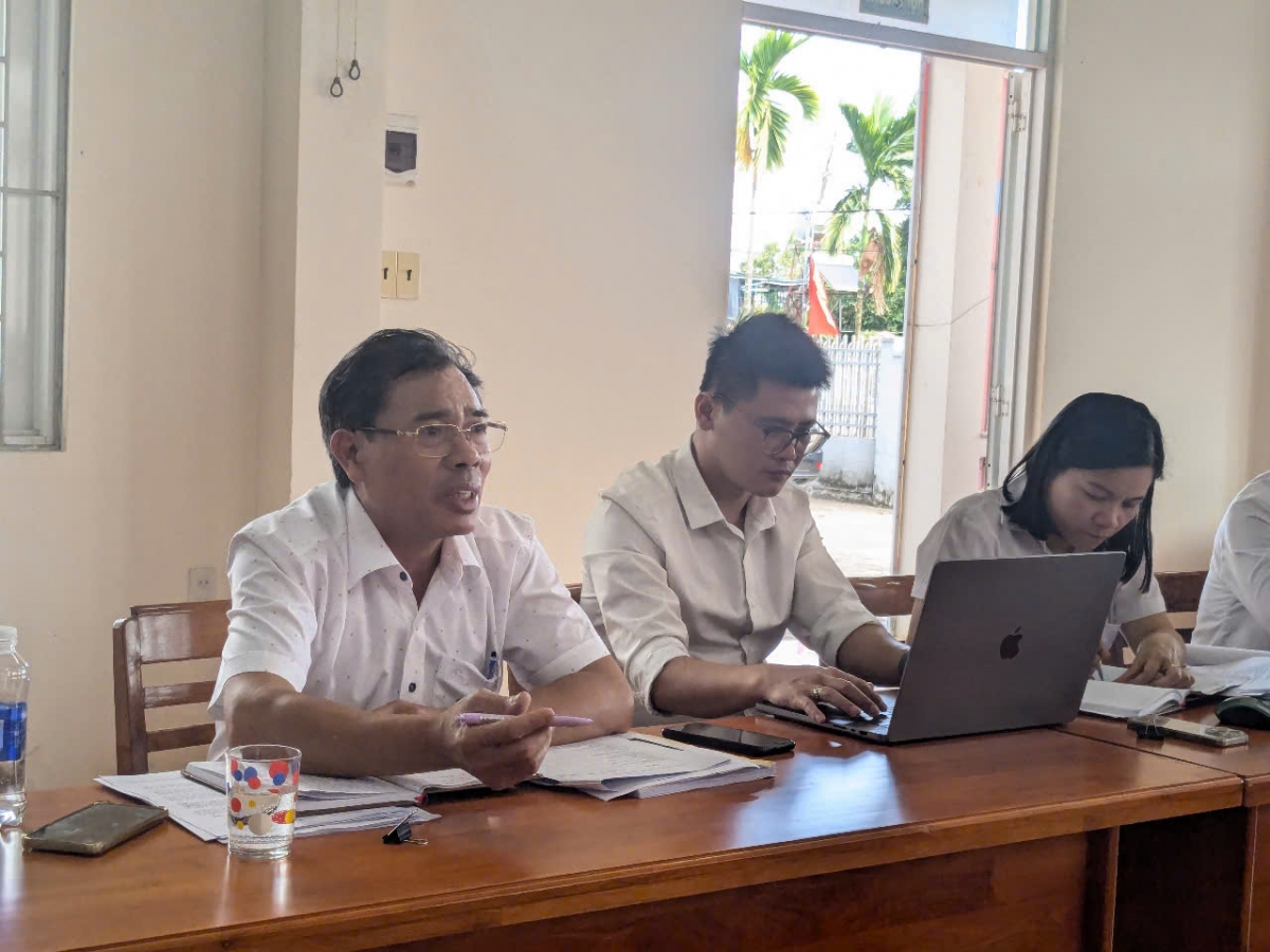 Ông Trịnh Văn Bảy (bên trái) lý giải việc thu bảo hiểm xã hội bằng cà phê tươi.
Ảnh: Nguyễn Thảo/VOV Tây Nguyên