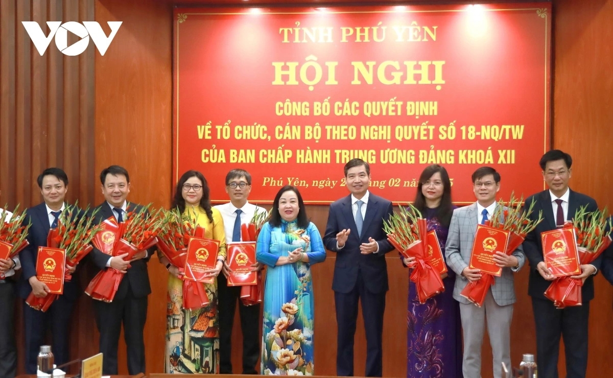 Thường trực Tỉnh ủy Phú Yên trao quyết định, tặng hoa chúc mừng các cán bộ cấp trưởng, phụ trách, điều hành các sở, ban ngành và Văn phòng UBND tỉnh.