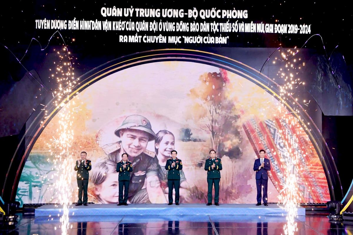 Đại tướng Phan Văn Giang, Thượng tướng Trịnh Văn Quyết cùng các đại biểu ra mắt chuyên mục “Người của bản”. 