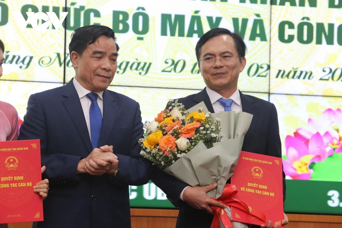 Ông Lê Văn Dũng, Chủ tịch UBND tỉnh Quảng Nam trao quyết định và tặng hoa chúc mừng ông Thái Hoàng Vũ, Chánh Văn phòng UBND tỉnh Quảng Nam.