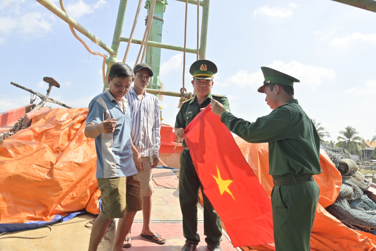 Tặng cờ Tổ quốc và ảnh Bác Hồ cho các tàu cá khi xuất hành ra khơi chuyến biển đầu năm