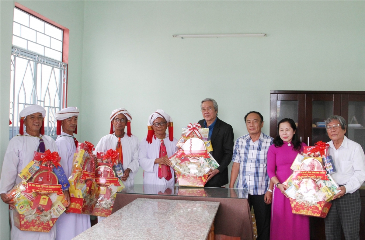 Urang jakar  ngak praong di tinh Ninh Thuan alin pandap ka dom halau janeng Bani 