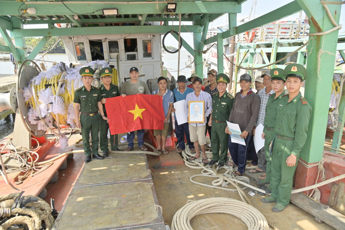 Tặng cờ Tổ quốc và ảnh Bác Hồ cho các tàu cá khi xuất hành ra khơi chuyến biển đầu năm