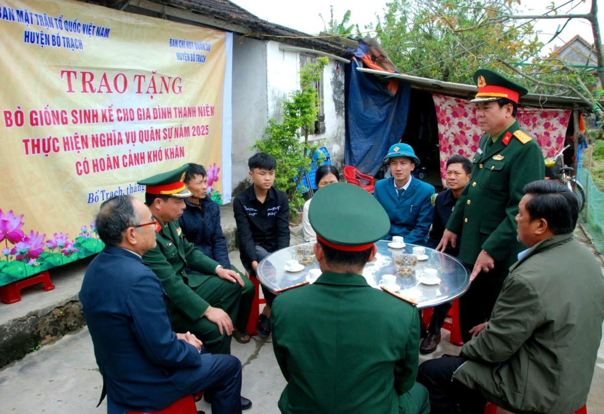 Thăm động viên gia đình có thanh niên lên đường nhập ngũ.
Ảnh: Thanh Hiếu/VOV Miền Trung