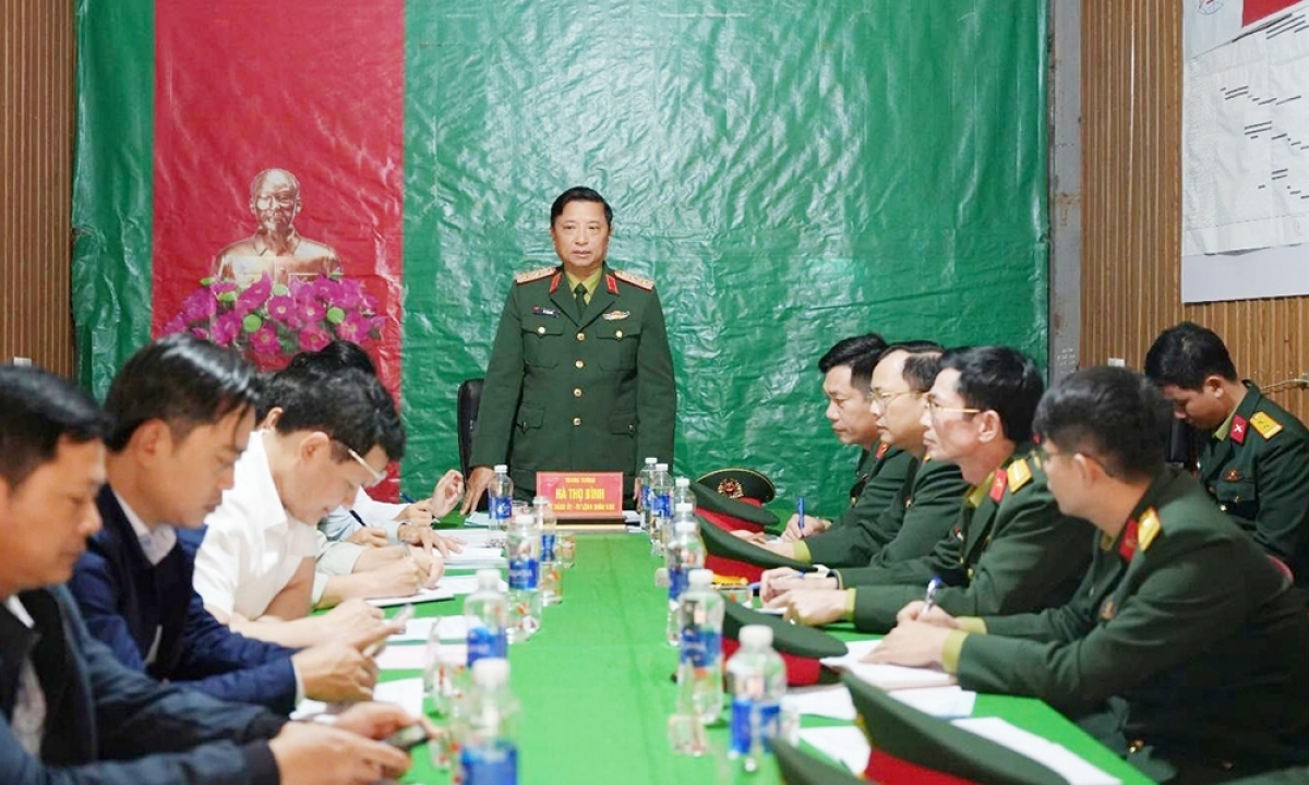 Trung tướng Hà Thọ Bình, Tư lệnh Quân khu 4 phát biểu tại buổi làm việc.