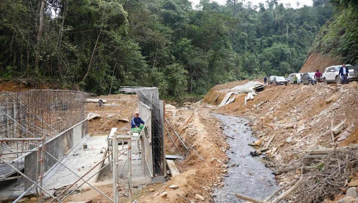 Các nhà thầu triển khai thi công dự án tuyến đường Tỉnh lộ 74 từ huyện Phú Lộc đi huyện A Lưới.