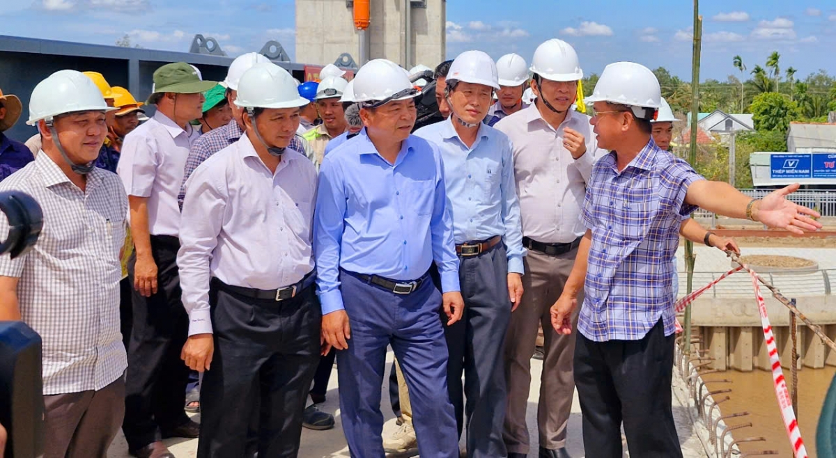 Thứ trưởng Bộ NN và PTNT Nguyễn Hoàng Hiệp và chủ tịch UBND tỉnh Sóc Trăng Trần Văn Lâu kiểm tra cống âu Rạch Mọp