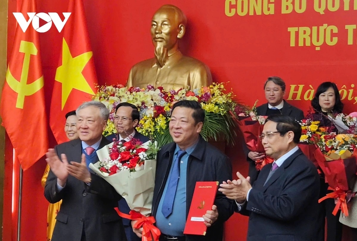 Thủ tướng Phạm Minh Chính trao quyết định thành lập cho Đảng bộ Xây dựng.