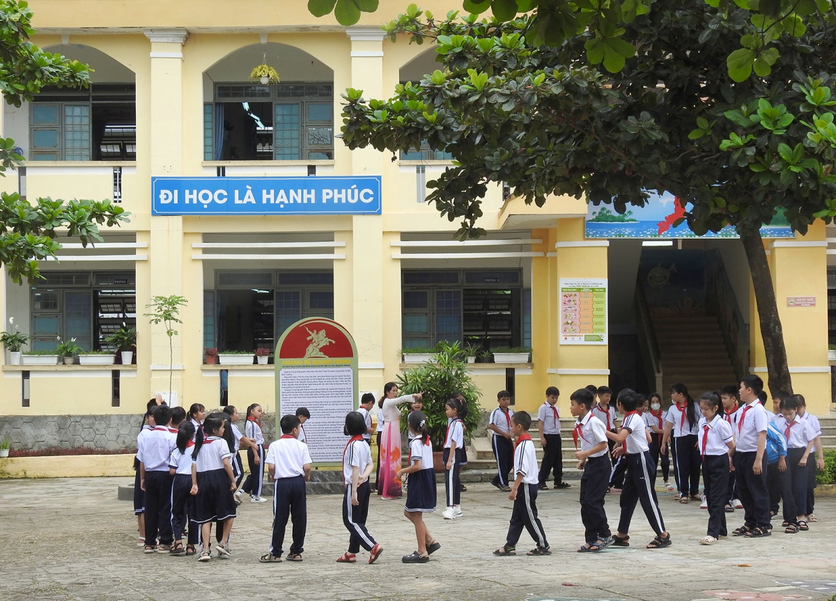 Tiết học ngoài trời của học sinh Trường Tiểu học Quang Trung, thành phố Kon Tum.
Ảnh: Nguyễn Khoa Điềm/VOV Tây Nguyên