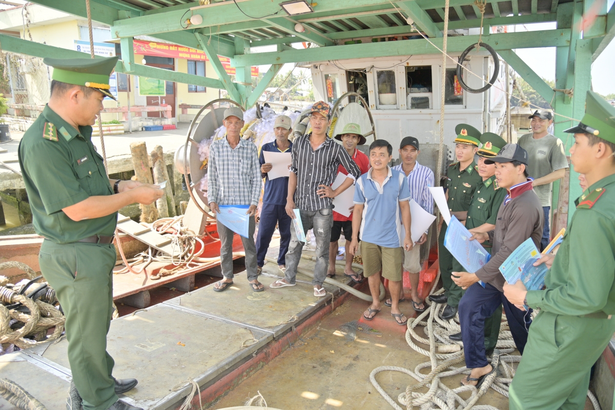 tổ công tác lên tàu tiến hành rà soát, đối chiếu giấy tờ tùy thân của ngư phủ đi trên tàu.