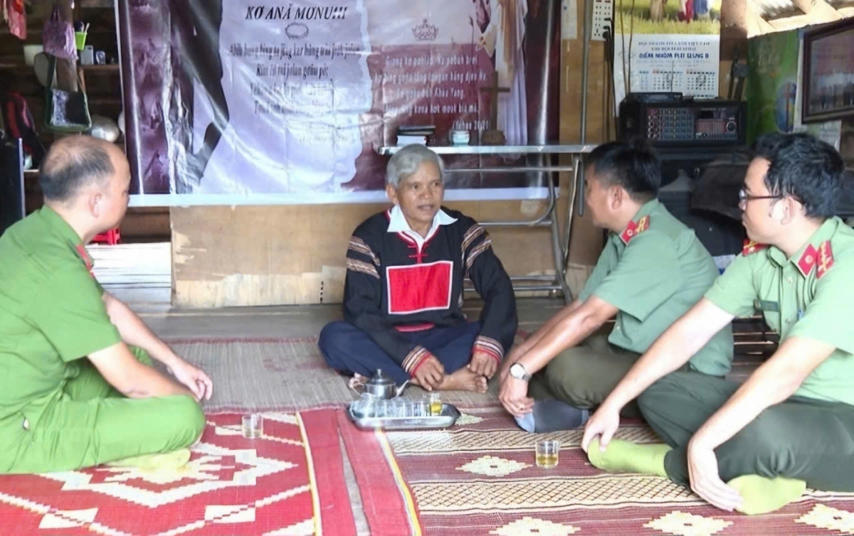 Broă tơrlòng lơh "Rê mờ nùs nhơm pin dờn, gàr lơngăp lơngai ƀòn lơgar" tàm càr Gia Lai gam lơh geh cồng nha