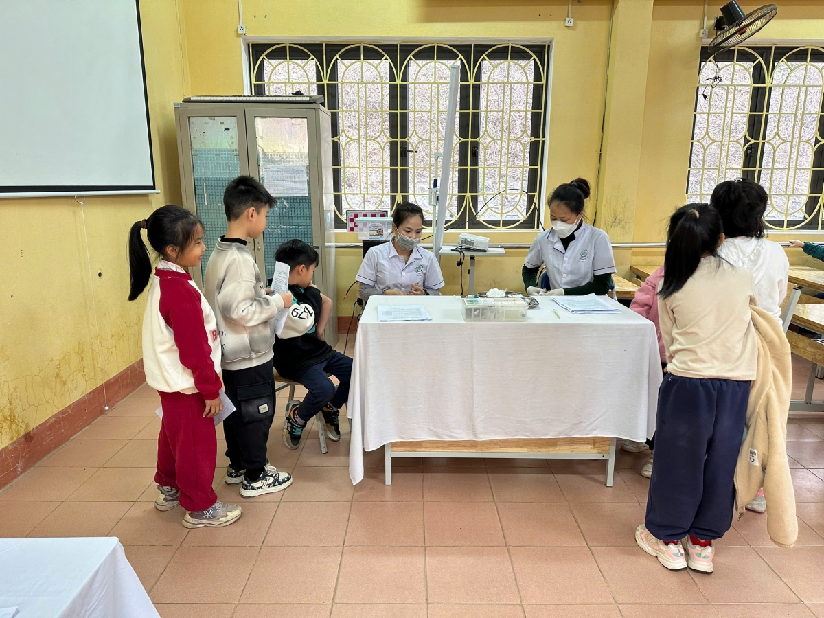 Trường Tiểu học Kim Đồng phối hợp với Trạm y tế phường Minh Tân (TP Yên Bái)
khám sức khỏe và tiêm phòng chống dịch cúm, uốn ván, bạch hầu... cho học sinh.
Ảnh: Thừa Xuân/VOV Tây Bắc