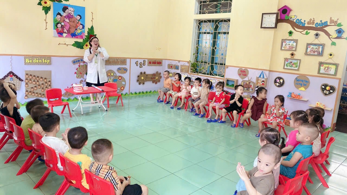Tuyên truyền vệ sinh cá nhân, phòng chống bệnh trong năm học
cho các em học sinh Trường Mầm non Bông Sen.
Ảnh: Thừa Xuân/VOV Tây Bắc