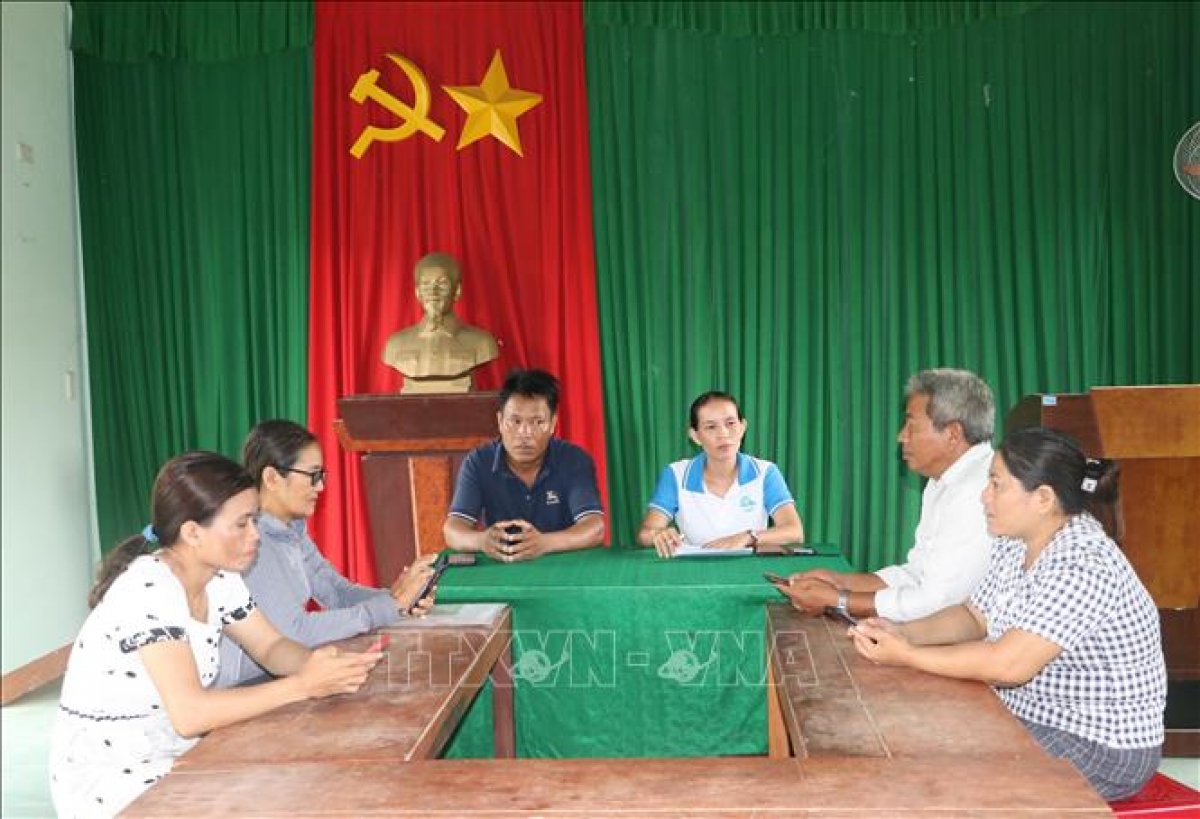 Một buổi sinh hoạt của Ban chủ nhiệm mô hình “Địa chỉ tin cậy nhà tạm lánh thôn Xà Nay” ở xã Sơn Nham, huyện Sơn Hà