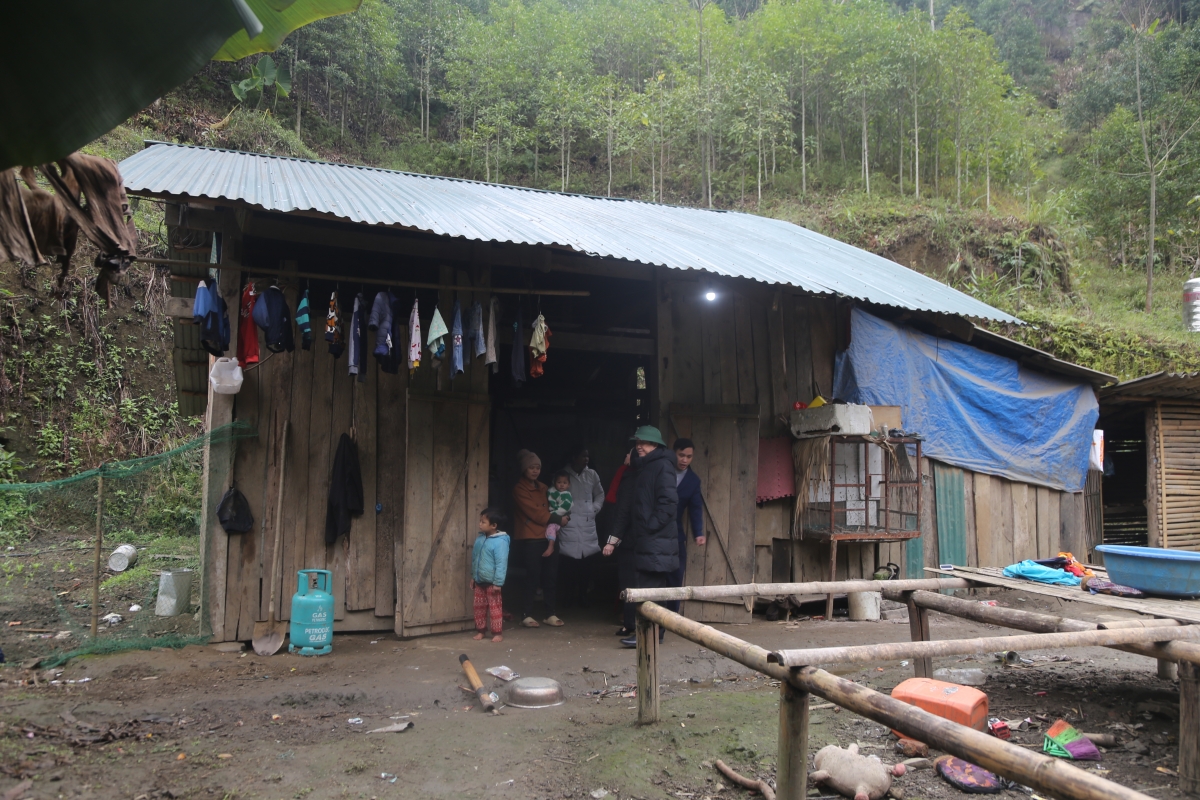 Căn nhà gỗ của gia đình chị Tạ Thị Máy, thôn Nà Coóc, xã Bộc Bố, huyện Pác Nặm, tỉnh Bắc Kạn
