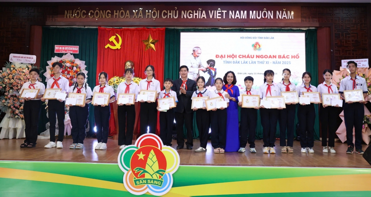 
110 ‘nu hơ ioh gơ̆h hơgei tơ̆ Dak Lăk sơng iŏk huy hiệu Kôn mon kon sou hơgei kơ Ƀok Hô.
