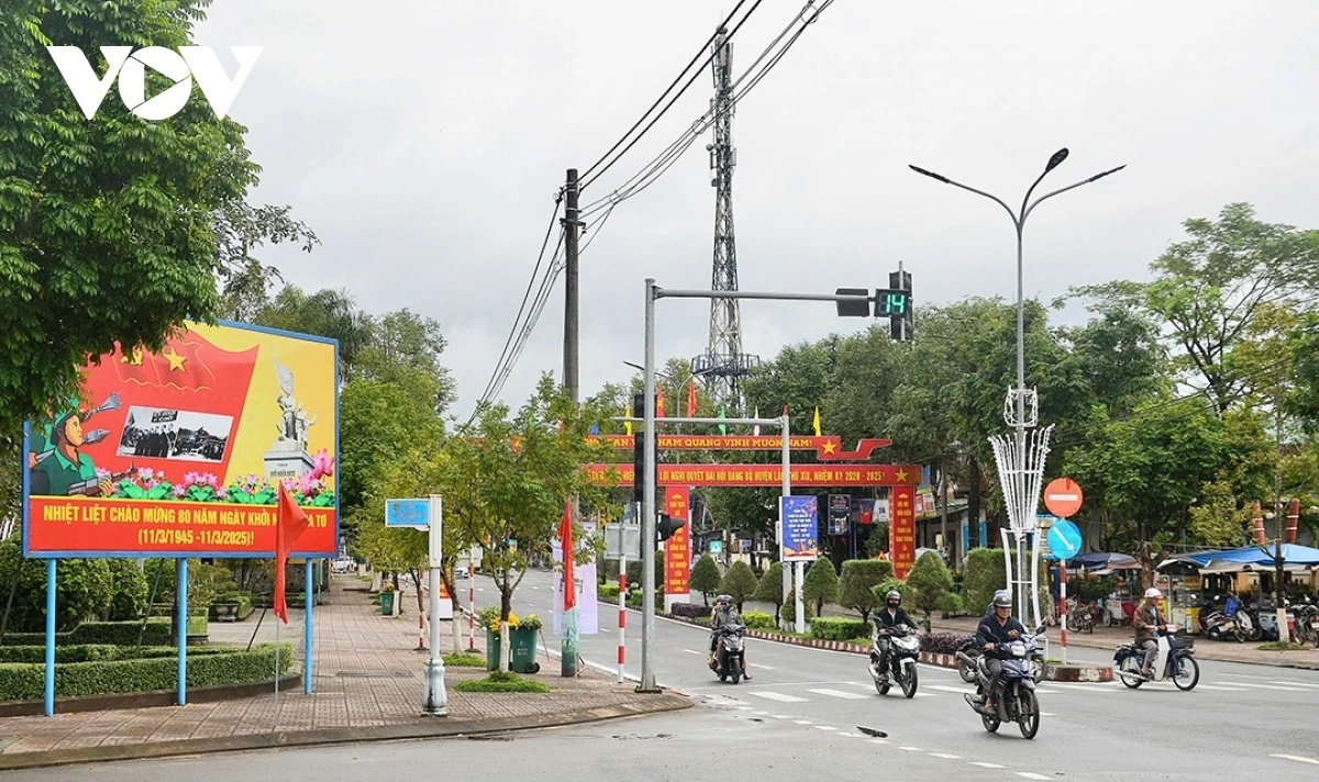 Trung tâm thị trấn Ba Tơ,tỉnh Quảng Ngãi đang được trang hoàng cờ hoa chuẩn bị cho Lễ Kỷ niệm 80 năm Ngày Khởi nghĩa Ba Tơ (11/3/1945-11/3/2025)