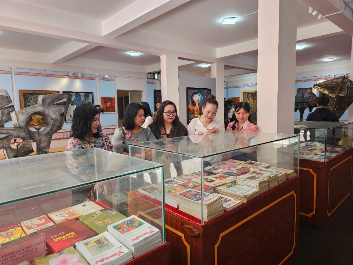 Mơđah tơbleăng ’50 hơnăm văn hok nghê̆ thuât kong pơlê Gia Lai” tơ’mot hên tơmối troh ngăn
