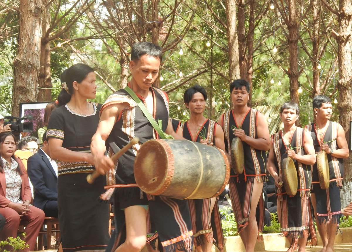 Túa lĕm tro chêng koăng – kơhnhon xuăng dêi kuăn pơlê akố đi đo cho mâu tơdroăng ki châ ngăn ki hơniâp ro ăm tơmối drêng troh a Mang Deang