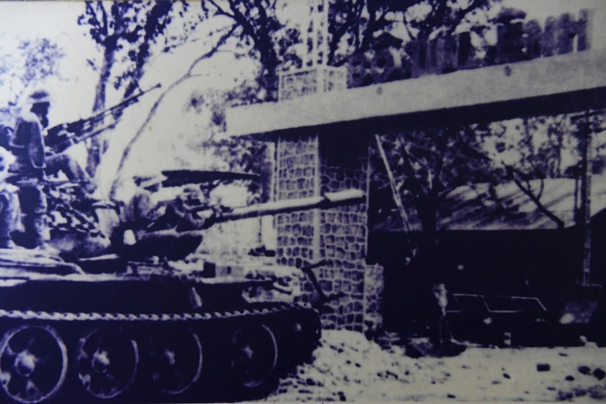 Quân giải phóng đánh Đức Lập, cắt đường số 14. (Ảnh: Tư liệu trưng bày)